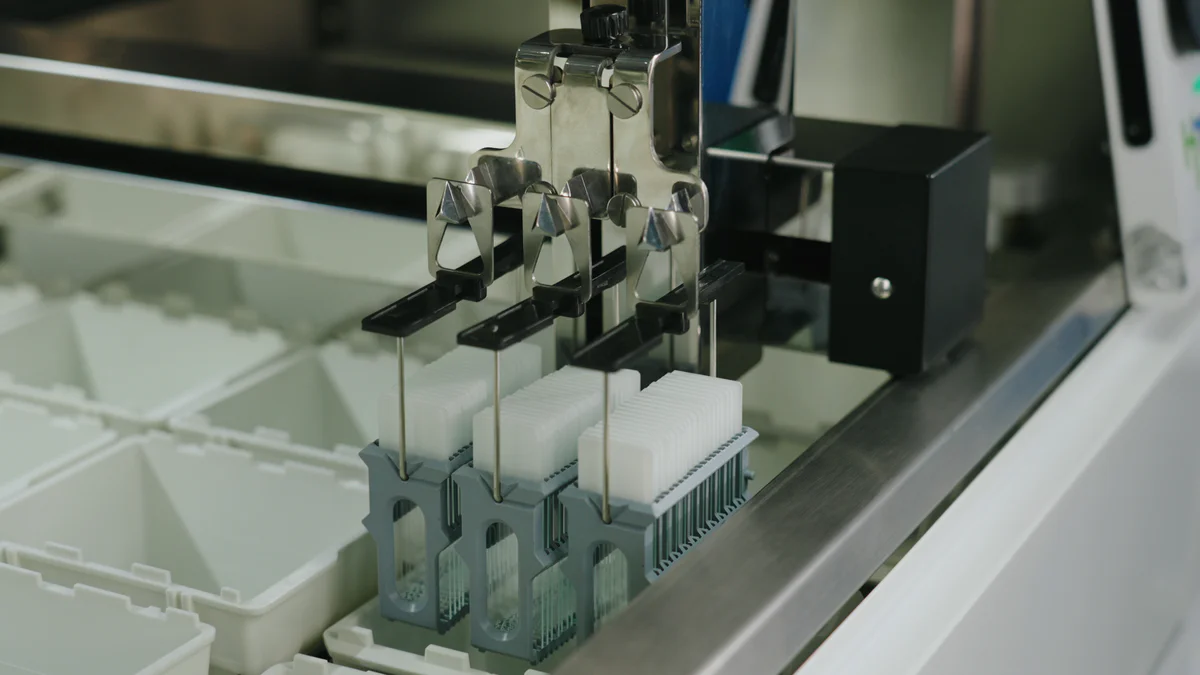 Slide rack transferring from the stainer into the film coverslipper